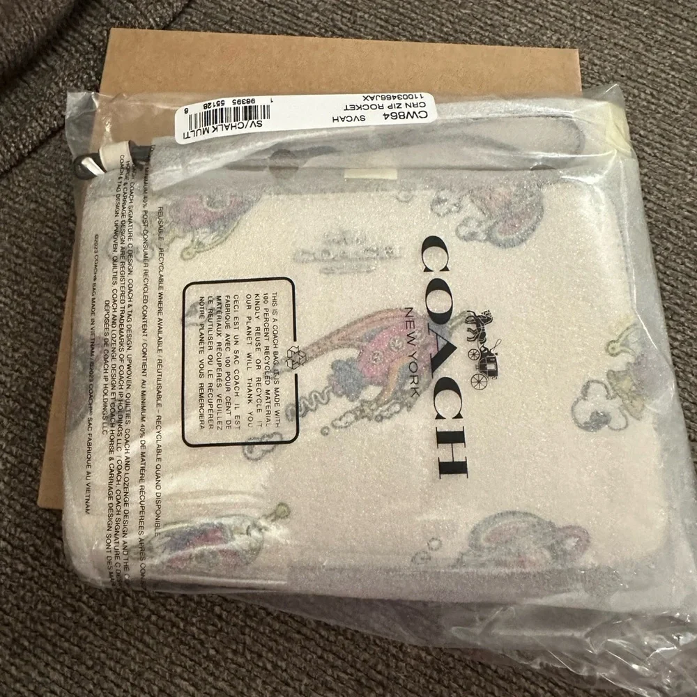 Coach rocket zip wristlet nwt in package comes with gift box - Picture 2 of 7